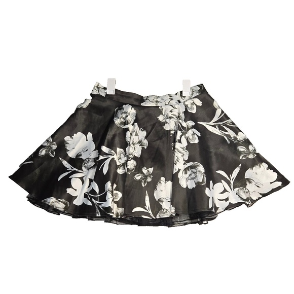 City Studio Dresses & Skirts - City Studio Skirt 13 Tulle Lined Black Floral Short Skater Flare 32" W x 18" L